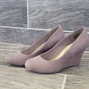 Payless Elegant Gray Wedge Pumps Size 5 Comfortable